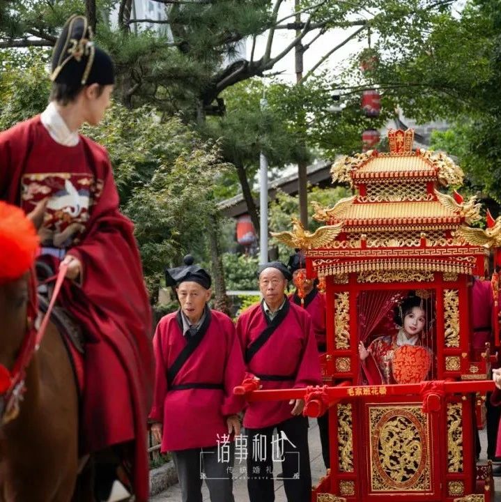 近日，一場明制婚禮在福建晉江五店市傳統(tǒng)街區(qū)舉行。婚禮籌備花了兩年時間，前后花費了200萬。