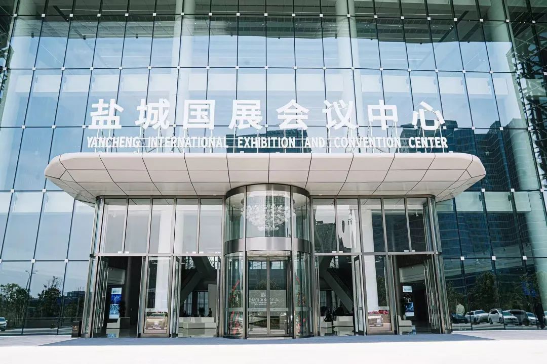 鹽城國展會議中心宴會新地標正式啟幕！總建筑面積達1.5萬㎡，配備‌4大主題廳。全面運營后，年經營收入達2000萬元。