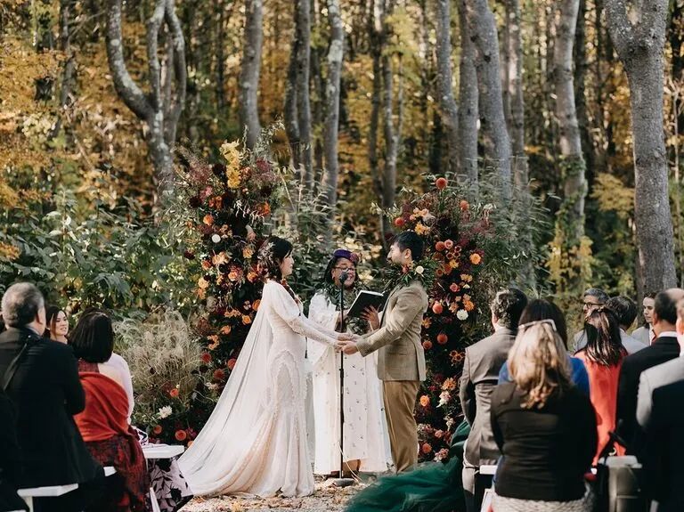 Couple exchanging vows in an outdoor ceremony in Maine